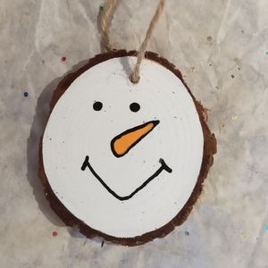 HANDPAINTED PINE WOODSLICE RUSTIC SNOWMAN ORNAMENT